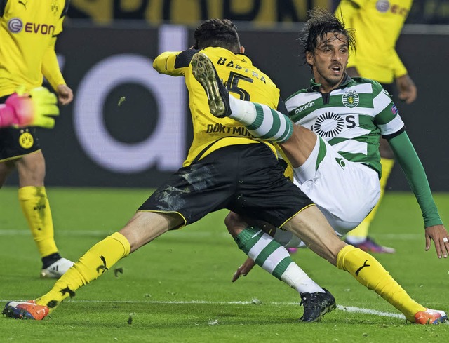 Marc Bartra (gelbes Trikot) und sein B...an Ruiz und Sporting Lissabon  durch.   | Foto: dpa