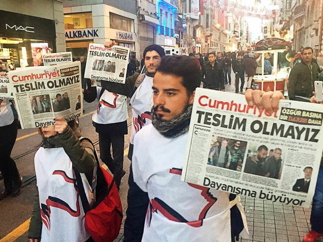 Whrend in Istanbul Demonstranten gege...ng der Bundesregierung mit der Trkei.  | Foto: dpa