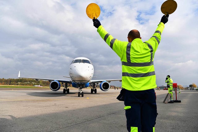 Am Mittwoch startete der erste Acht-Minuten-Flug ber den See.  | Foto: dpa