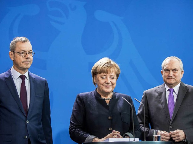 Angela Merkel zwischen den Wirtschafts...ph M. Schmidt (r.) und Peter Bofinger.  | Foto: dpa