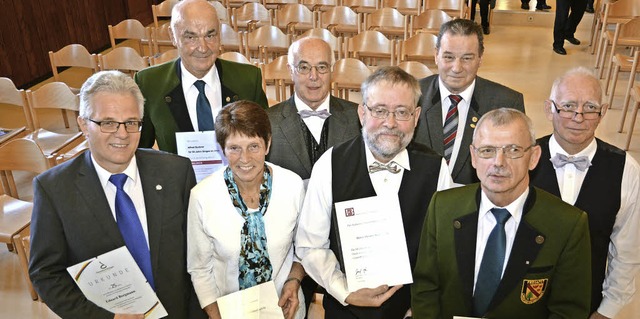 Fr  langjhriges Engagement und die T...ahre) und Karl-Heinz Helde (40 Jahre).  | Foto: Benedikt Sommer