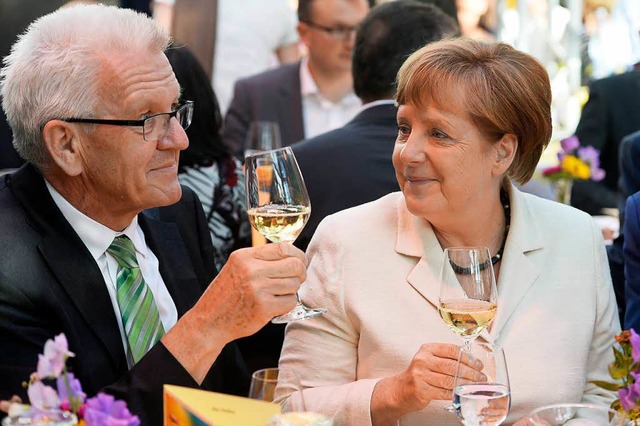 Ziemlich gute Freunde: Winfried Kretschmann und Angela Merkel  | Foto: dpa