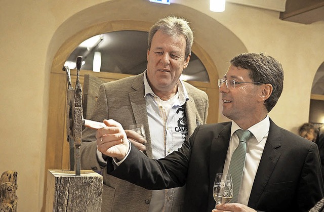 Wolfgang Sieburg (links) erklrt dem E...nst bei der Vernissage im Brgersaal.   | Foto: Susanne Gilg