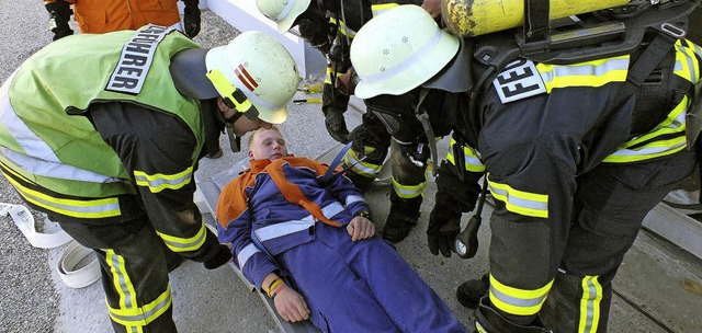 Ein Verletzter ist aus dem Gebude gerettet worden.  | Foto: Rudi Rest