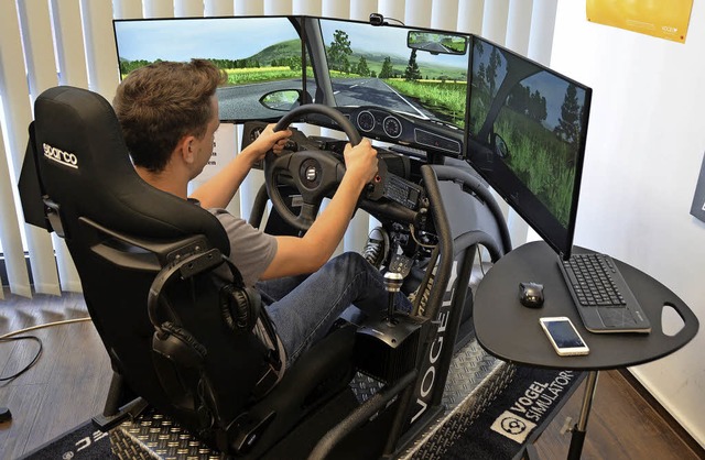 Sitzt zum allerersten Mal am Steuer: Lars Merz probiert den Fahrsimulator aus.  | Foto: Privat