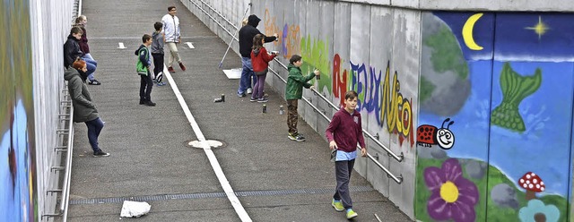 Die Bahnunterfhrung am Hrnle wird von jungen Sprayern gestaltet.   | Foto: Horatio Gollin