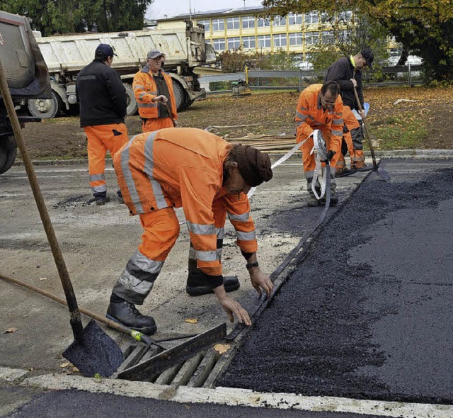 Der erste Bauabschnitt der Hardtstrae...o schon der Feinbelag aufgebracht ist.  | Foto: Horatio Gollin