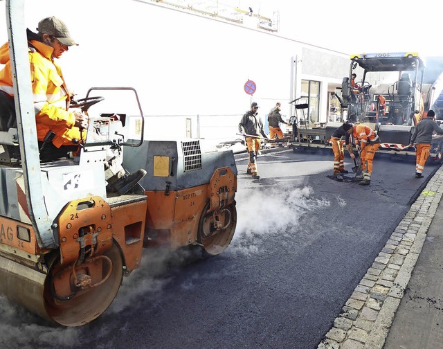 Fertiger und Walze brachten am Donners...  Belagsarbeiten heute fertig werden.   | Foto: Peter Stellmach