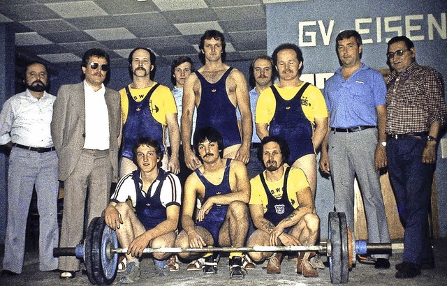 Die Eisenbacher Heber 1982 mit dem Vorsitzenden Heinrich Bins (rechts)   | Foto: Verein