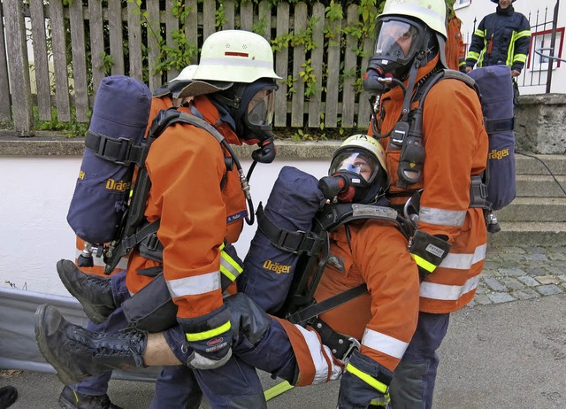 Zwei Atemschutztrger bringen einen ih...o die bungsannahme &#8211; ins Freie.  | Foto: Erhard Morath