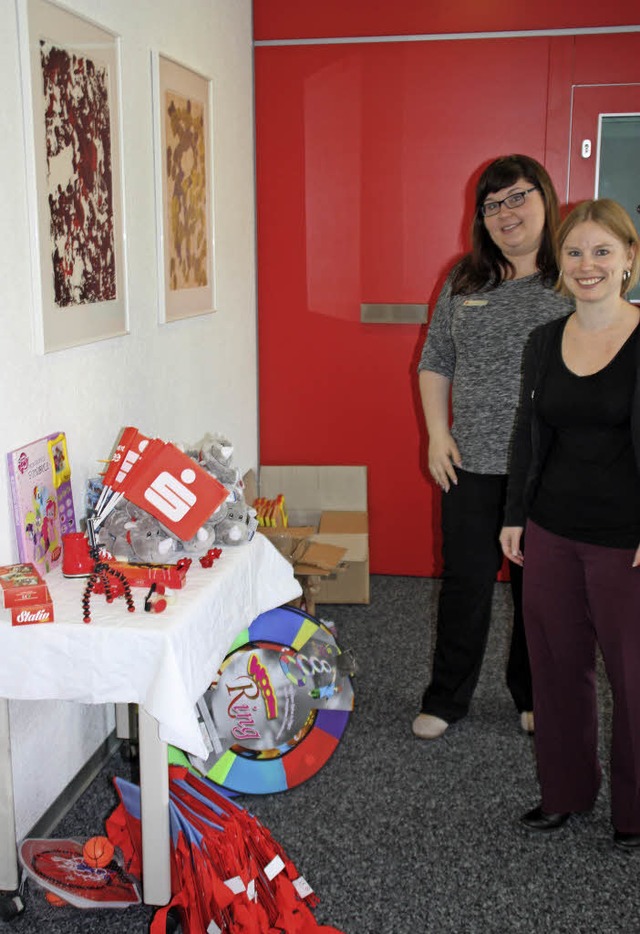 Valentina Fries (links) und Patricia O...nreizen fr das Sparen am Weltspartag   | Foto: Gerd Leutenecker