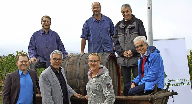 Trommeln frs Winzerfest: Brgermeiste... Weinbaubetriebe und des Turnvereins    | Foto: Rderer