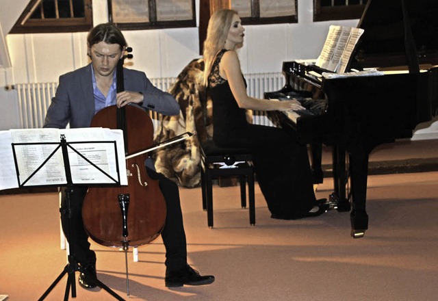 Die Pianistin Petra Pogdy und Fjodor ...en Wettstreit der beiden Instrumente.   | Foto: Margrit Matyscak