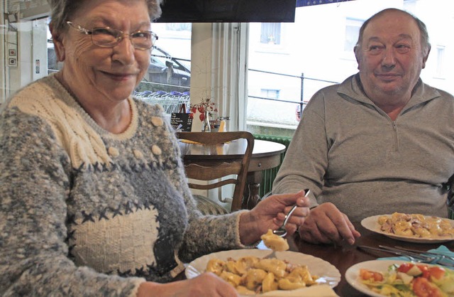 Olga und Alfred Bhler sind Stammgste beim Mittagstisch im Dorfladen.   | Foto: Jrn Kerckhoff