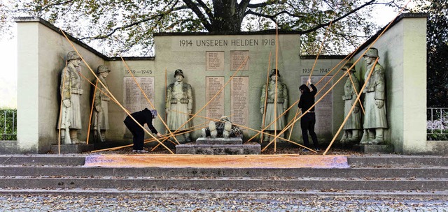 Ulrike Schrder, Annette Zirn, Felicit...ken an &#8211; hier noch beim Aufbau.   | Foto: Gabriele Zahn