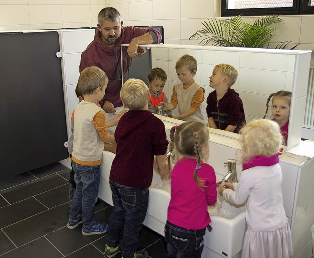 Kinder beim Hndewaschen mit Kindergar...schraum im Kindergarten Niederwinden.   | Foto: Daniel Fleig