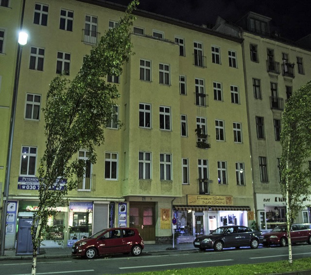 In diesem Berliner Wohnblock hat die P...inen Terrorverdchtigen festgenommen.   | Foto: dpa