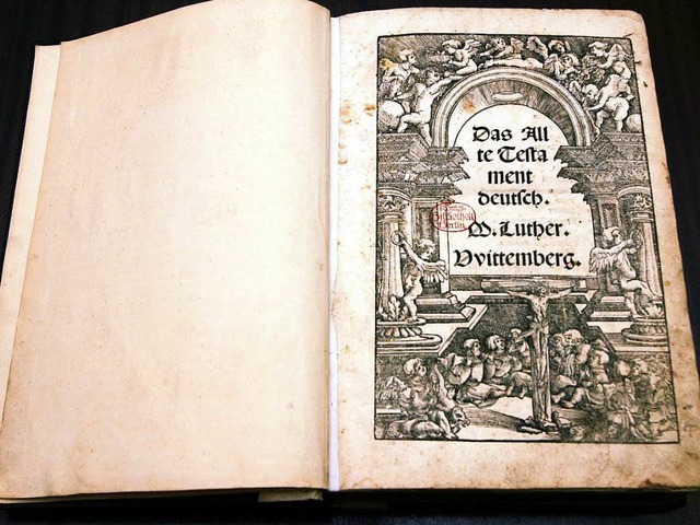 Luther-Bibel aus dem Jahr 1522 &#8211; und unten die neueste Ausgabe  | Foto: Kalaene Jens