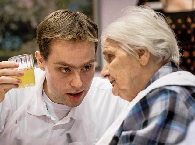 Pflegekrfte werden dringend gesucht. ...mage der Altenpflege begegnet werden.   | Foto: dpa