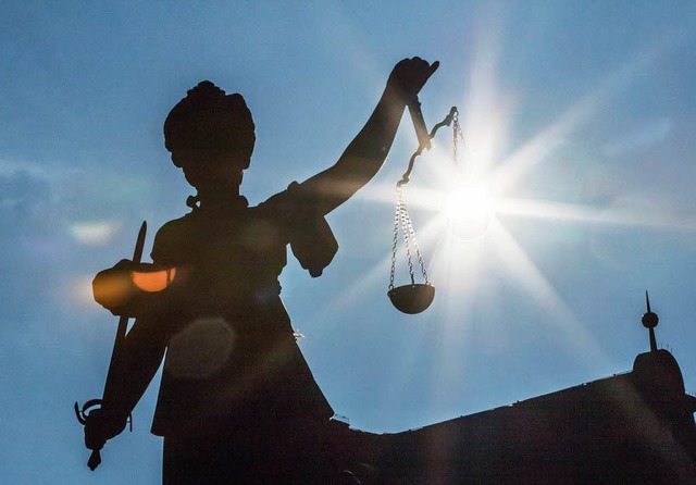 Wachsam: Justitia, Gttin der Justiz und der Gerechtigkeit  | Foto: dpa