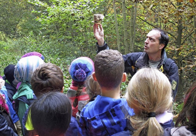 Frster Peter Voss bei einer Vorfhrung im Wald.   | Foto: Lorenz-Oken-Schule