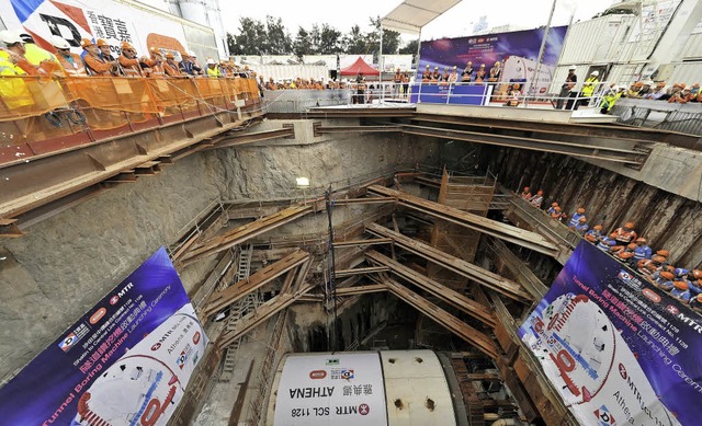 Riesige Baugrube: Besuch an der Tunnelbaustelle in Hongkong.   | Foto: HerrenknechtRie