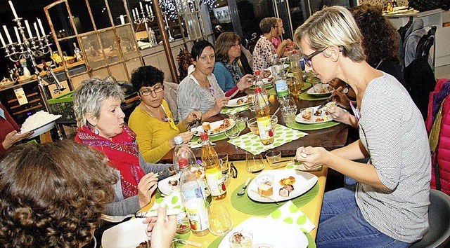 Die Frauen der Selbsthilfegruppe &#822...haben gemeinsam gekocht und gegessen.   | Foto: Privat