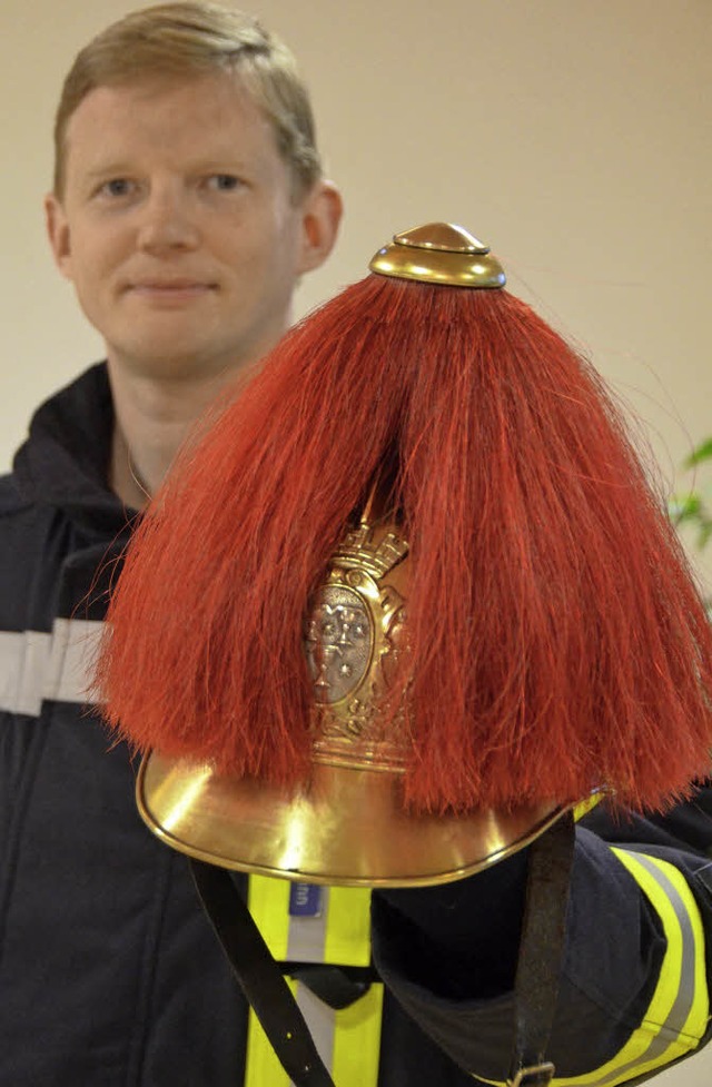 Leidenschaftlicher Sammler: Rainer Bri...en seiner historischen Feuerwehrhelme.  | Foto: Susanne Mller