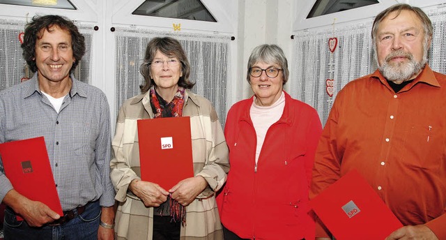 Die SPD-Vorsitzende Brigitte Pantze (Z...swald und Wolfgang Knopf (von links).   | Foto: Sedlak