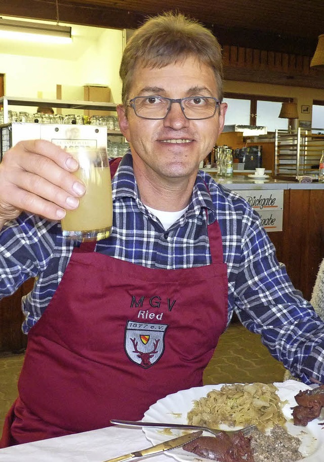 Prosit: Allerlei Gaumenfreuden gab es ...tzgete des  Mnnergesangvereins Ried.   | Foto: Sonja Eiche