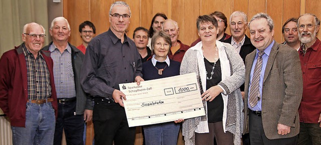 Eine 1000-Euro-Spende bergaben der Vo...rer  Karl-Heinz Huber (3.von rechts).   | Foto: privat