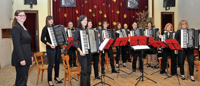 Das Orchester und Dirigentin Tatjana S...tte beim Herbstkonzert ihre Premiere.   | Foto: Horst Dauenhauer