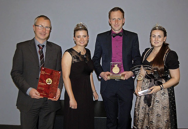 Ehrenpreis fr das Weingut Moosmann: G... und Weinprinzessin Bianka Herbstritt.  | Foto: Christian Ringwald