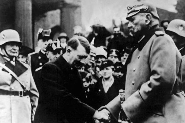 Generalfeldmarschall und Reichspräsident Paul von Hindenburg ließ Hitler gewähren