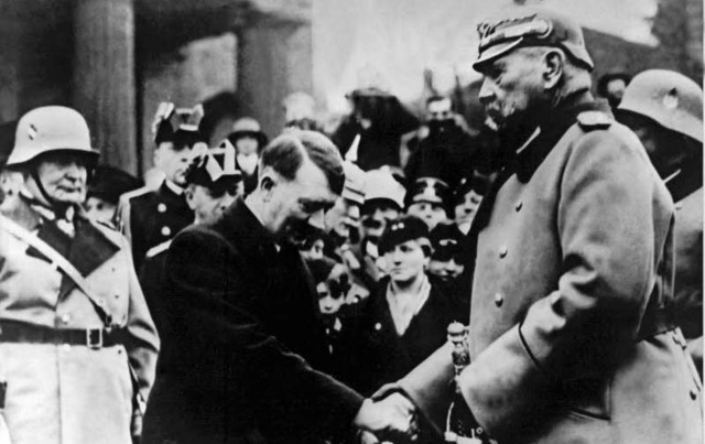 Reichskanzler Hitler  begrt Reichsprsident  von Hindenburg  am 21. Mrz 1933.  | Foto: dpa