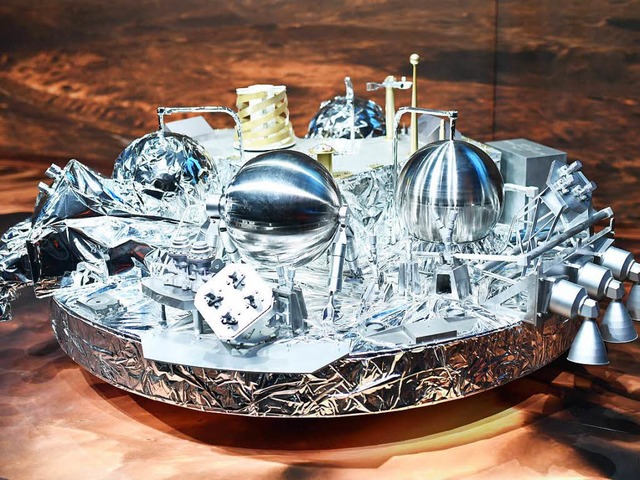 Ein Modell des Landemoduls Schiaparelli, das auf dem Mars explodiert ist  | Foto: dpa