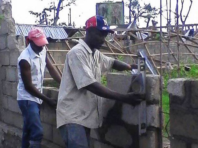 Wiederaufbau nach der Zerstrung: Arbeiten an der cole du Village in Haiti   | Foto: Fssler/Privat