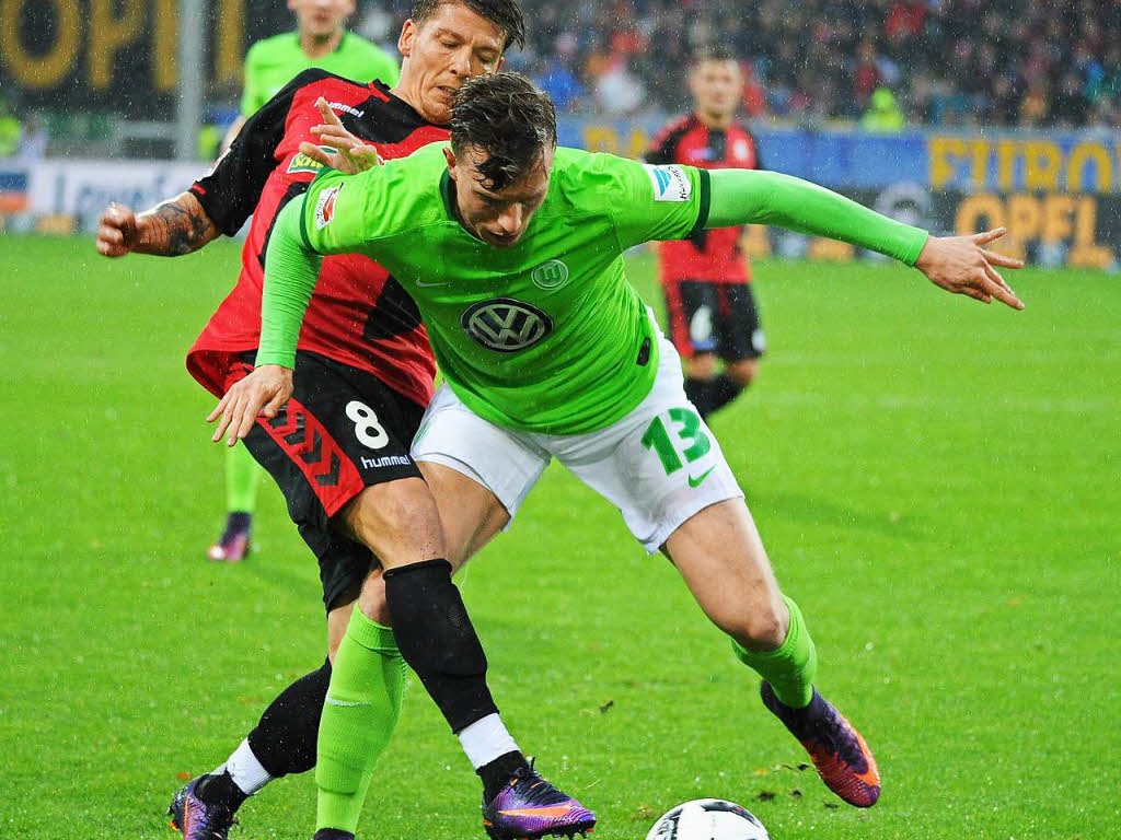 Frantz (hinten) versucht an den Ball zu kommen.