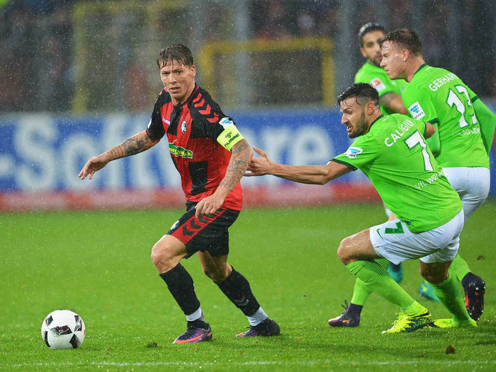 Mike Frantz kann sich gegen zwei Spieler durchsetzen.