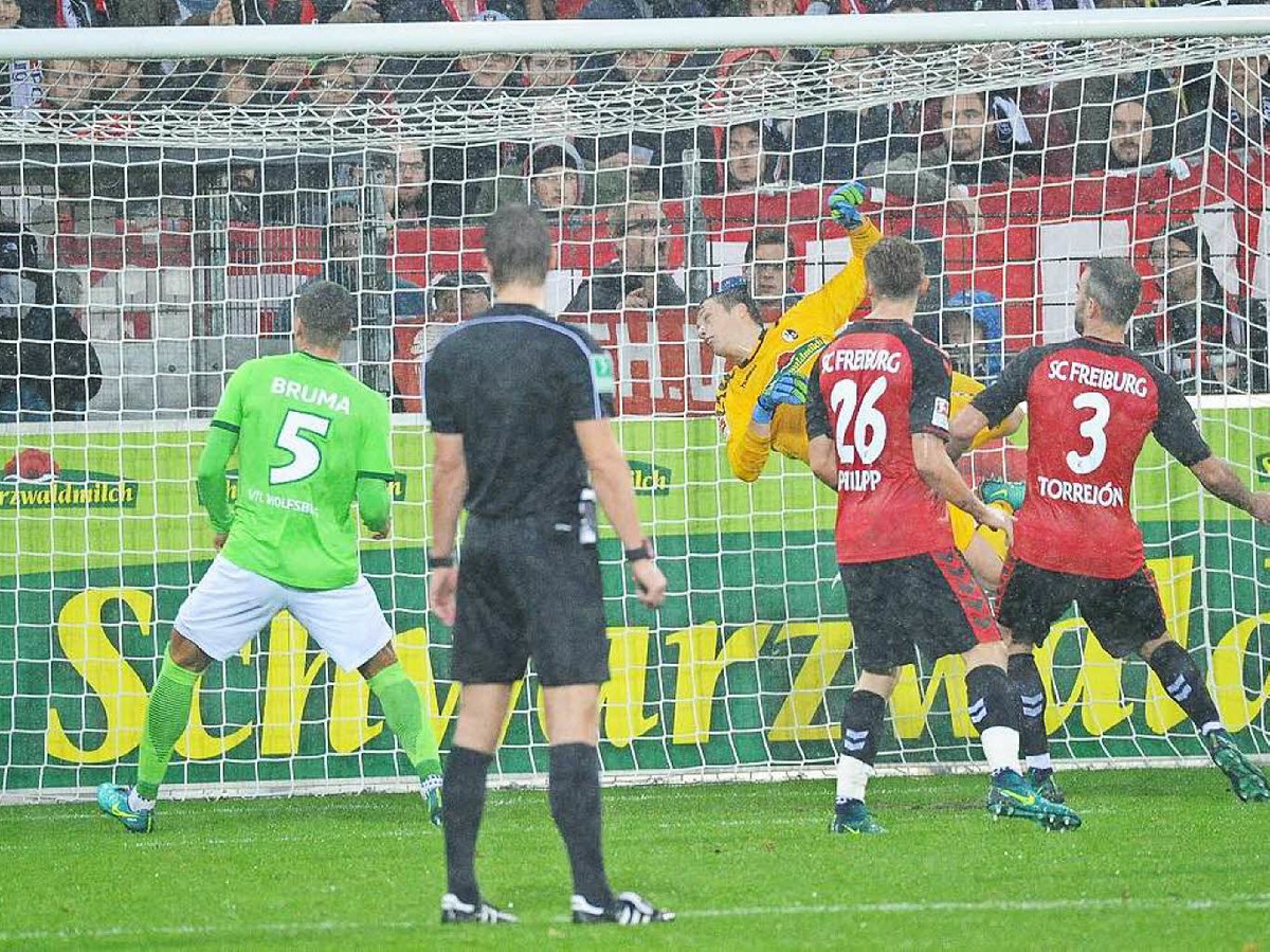 Das 0:1 durch Mario Gomez. Die Freiburger Abwehr schaut nur zu.