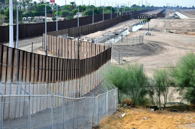 Dieser Zaun an der Grenze zu Mexiko in...na soll illegale Einwanderer abhalten.  | Foto: Jens Schmitz