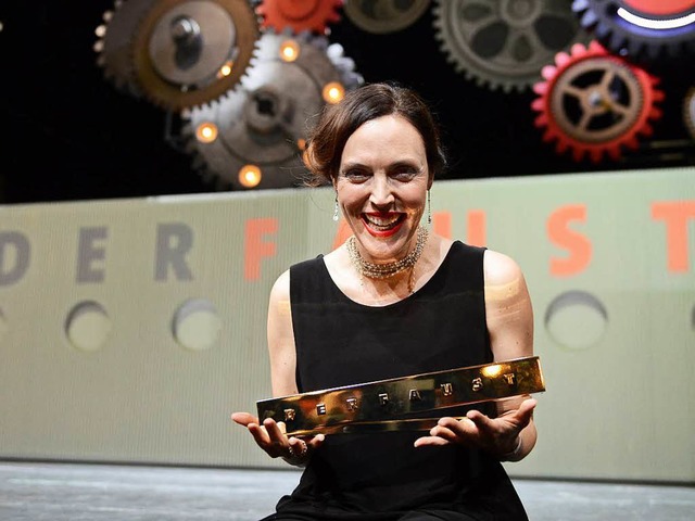 Nicole Chevalier bekommt den Preis als beste Sngerdarstellerin.  | Foto: Rita Eggstein