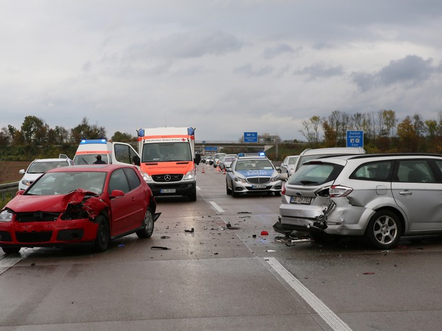 Die Autobahn A5 war nach mehreren Unf...eier in Richtung Norden voll gesperrt.  | Foto: Christoph Breithaupt