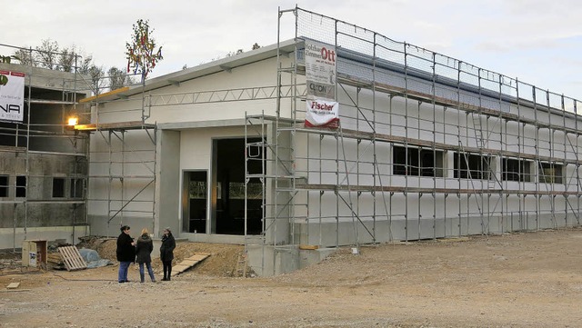 Auf dem Rohbau fr das neue Firmengeb... groe Lagerhalle und ein Brogebude.  | Foto: Claudia Mller