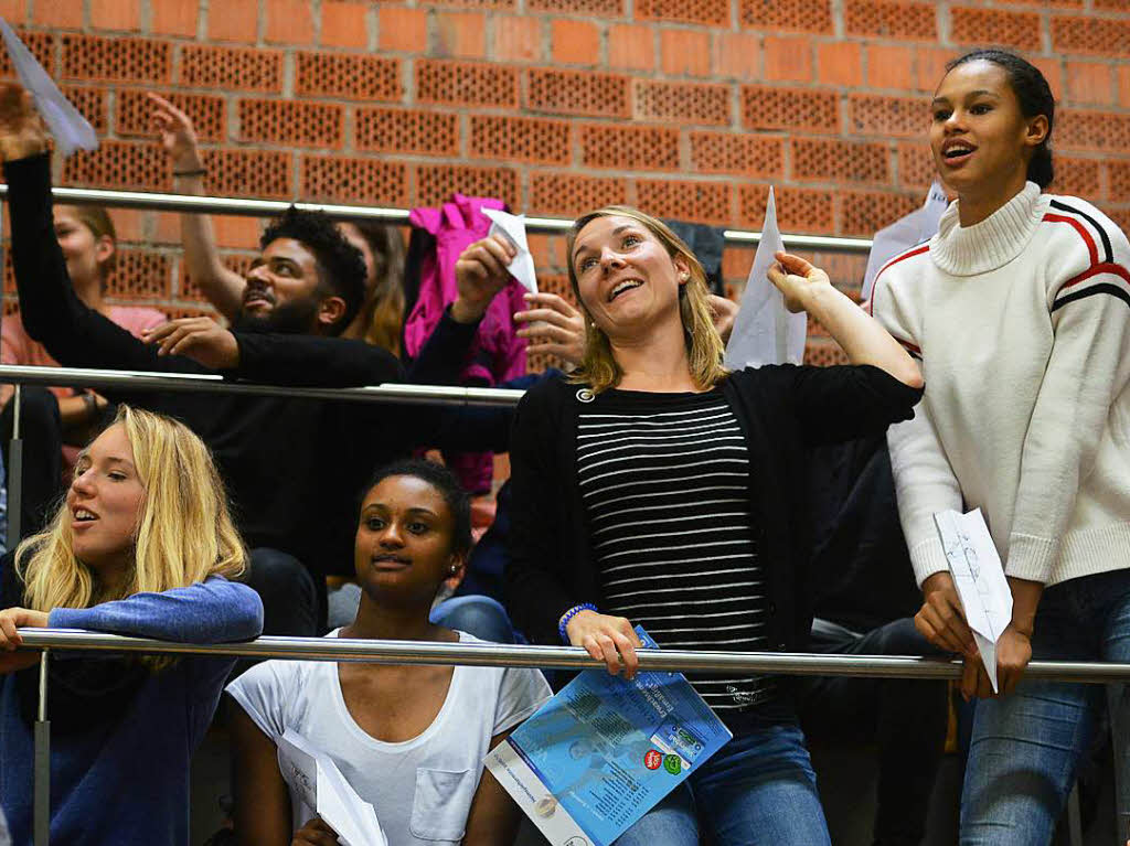 Die Eisvgel-Basketballerinnen Ilka Hoffmann (von links), Lea Ouedraogo, Juliane Hodapp und Satou Sabally beteiligen sich am Papierflieger-Gewinnspiel in einer Satzpause.