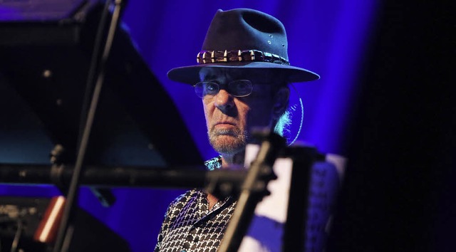 Sorgt fr eine reife knstleriche Leis... 76-jhrige Manfred Mann am Keyboard.   | Foto: Christoph Breithaupt