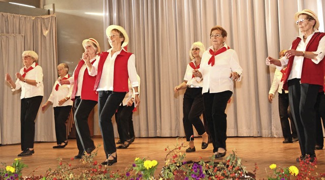 Die Tnzerinnen des Tanzkreises des Al...rennachmittag im Kurhaus Hinterzarten.  | Foto: Eva Korinth