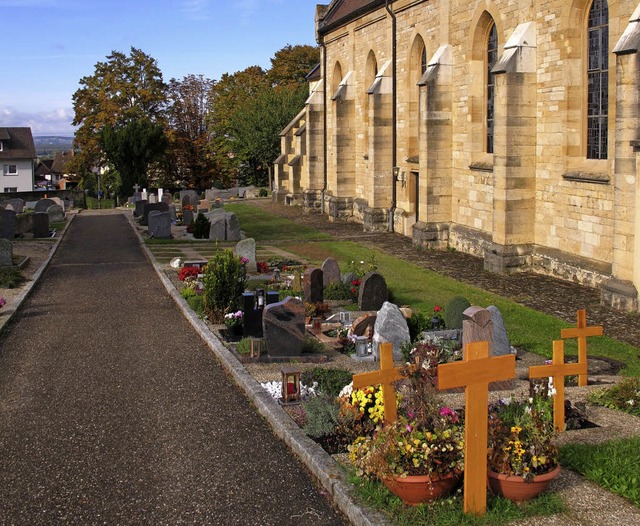 Die bisherigen Urnengrber an der Kirc...es Urnengrabfeld soll angelegt werden.  | Foto: Jutta Schtz