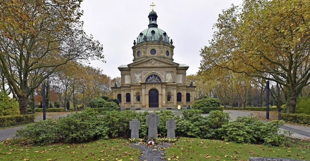 Drei schlichte Granitkreuze und der Ge...griffs, die kein Grab gefunden haben. | Foto: Bamberger Drei schlichte Granitkreuze und der Ge...griffs, die kein Grab gefunden haben. | Foto: Bamberger