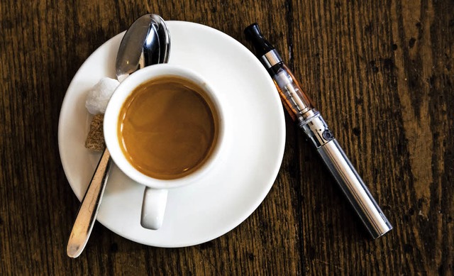 Die Zigarette zum Kaffee wird ist immer hufiger eine  E-Zigarette.     | Foto: Colourbox